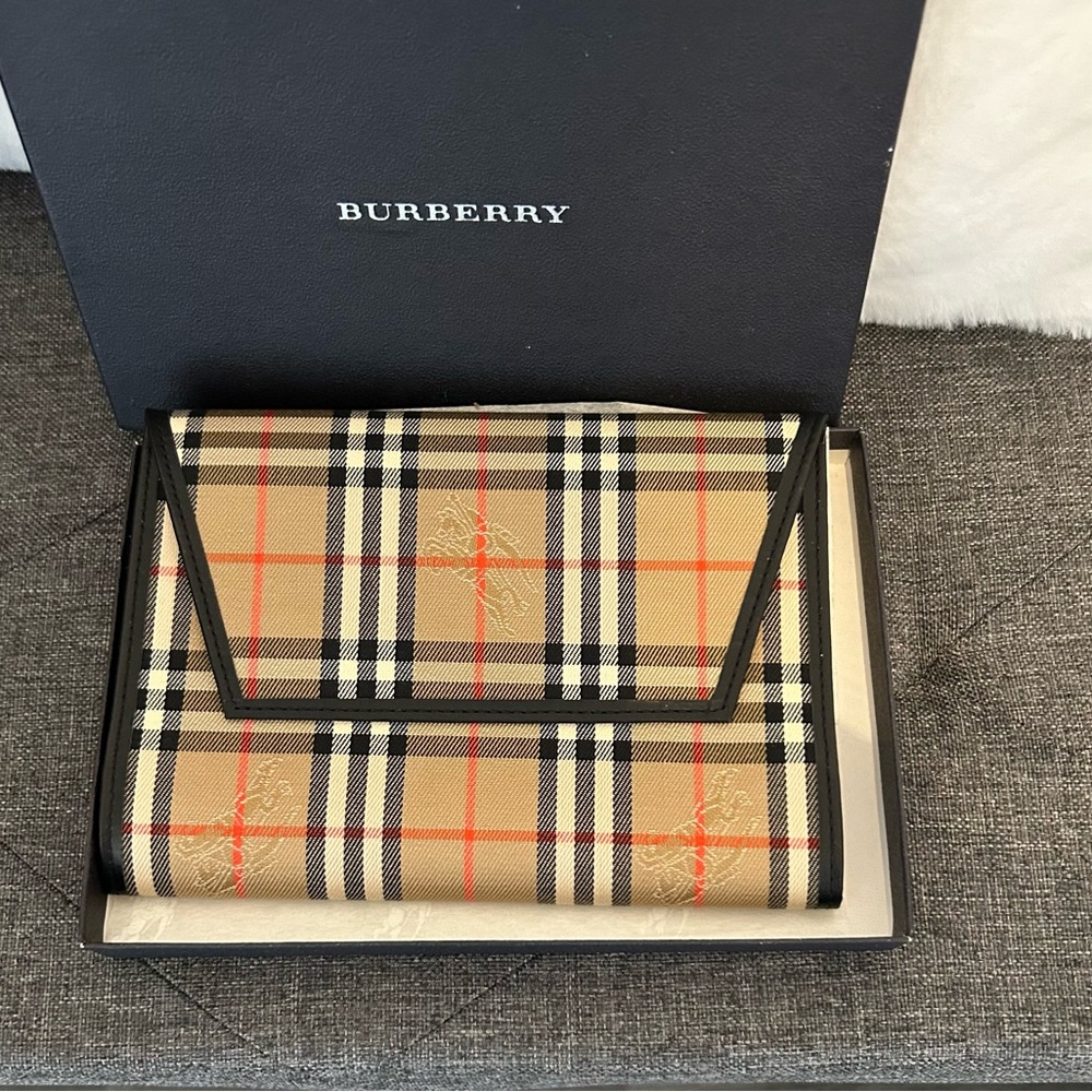 Burberry traditional Beige and blk plaid exterior. Quite Luxury.Passport holder, - Picture 4 of 12